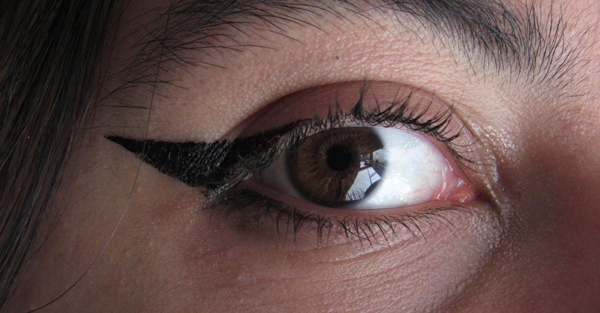 Cat eye bez potknięć: precyzyjna kreska eyelinerem w 5 minut — sprawdzone triki