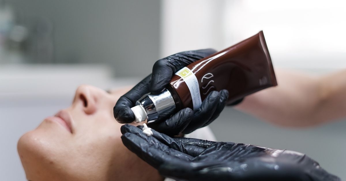 Peeling, który uruchamia młodość: biostymulacja kwasem polimlekowym dla gładkiej i pełnej blasku skóry