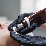 Peeling, który uruchamia młodość: biostymulacja kwasem polimlekowym dla gładkiej i pełnej blasku skóry