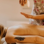 Lżejsze nogi i spokojniejsza skóra: 7 olejków, które wspierają masaż limfatyczny