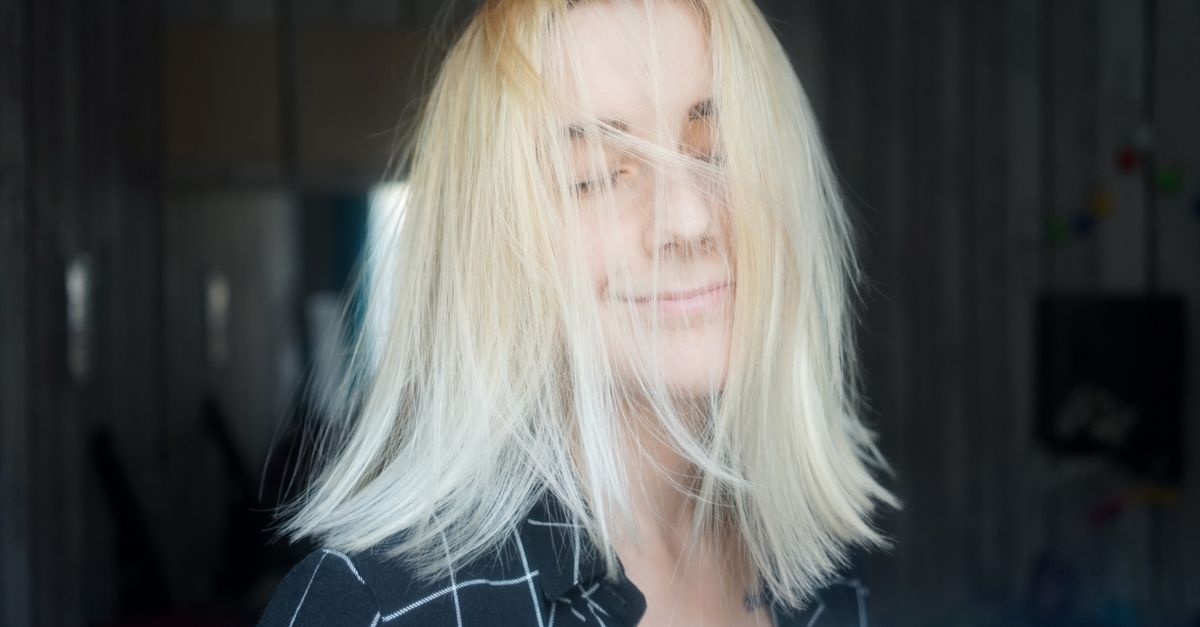 Domowy balayage na blond: przewodnik krok po kroku do efektu jak z salonu